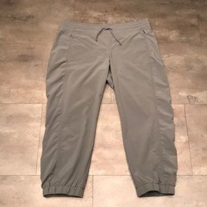 Athleta La Viva Capri Pants